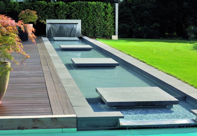 caida de agua y suelo de madera jardin moderno agua caida ideas cesped idea