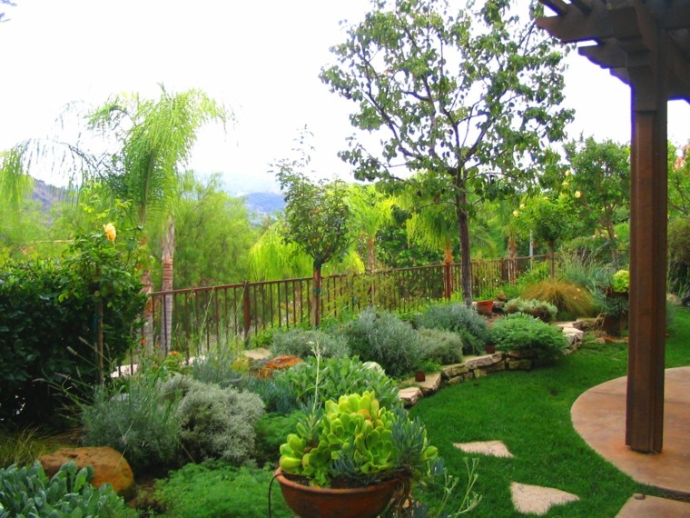 diseño mediterraneo en el jardín jardin moderno plantas diseno mediterraneo verde