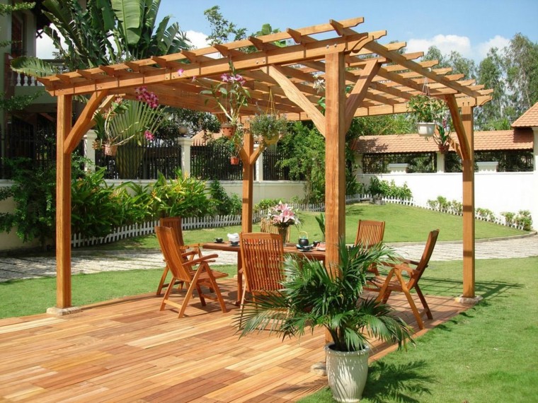 pérgola muebles y suelo de madera jardin pergola madera macetas colgantes cesped ideas