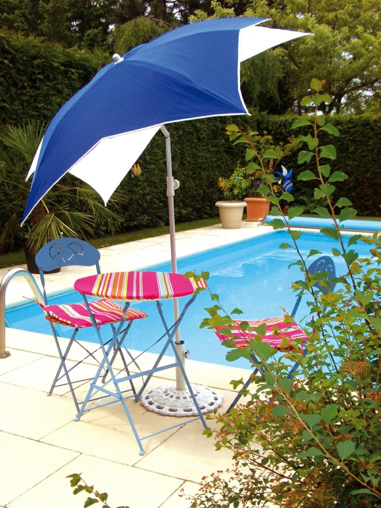 jardin piscina mesa sillas plegables sombrilla ideas