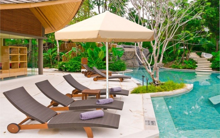 jardin piscina tumbonas sombrilla beige