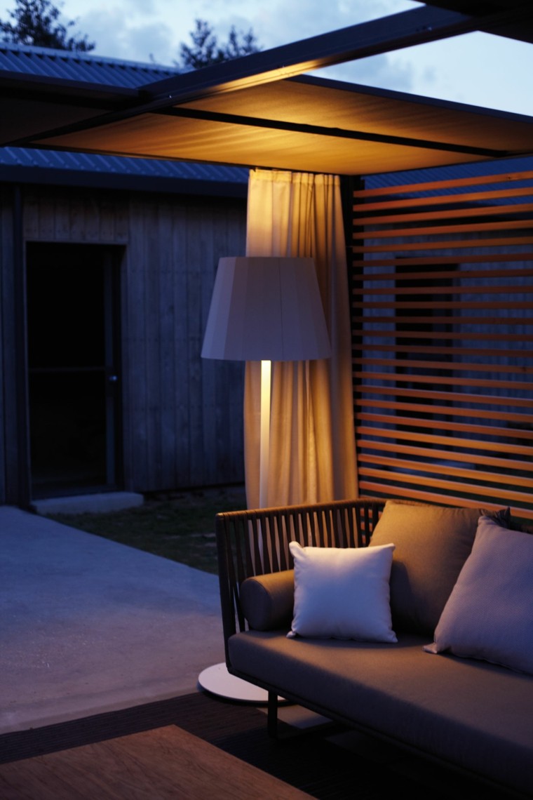 lampara cojines luces sofa cortinas