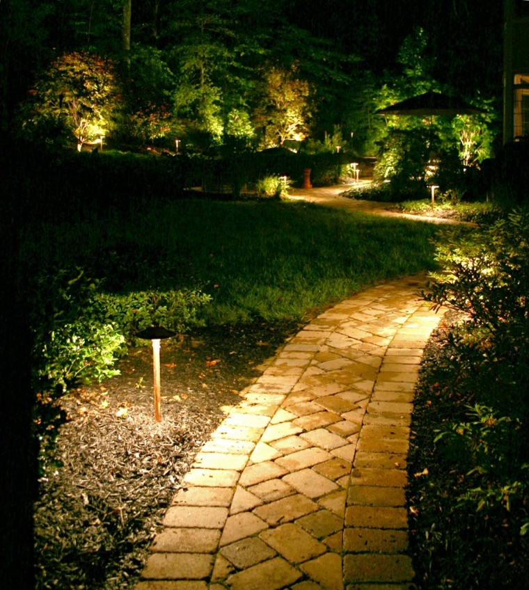 sendero iluminado lamparas ilumnacion plantas sendero luces