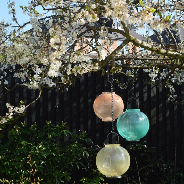 Iluminacion jardines y linternas para noches de fantasía.