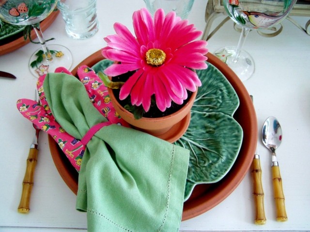 maceta flor rosa plato bonito mesa regalo