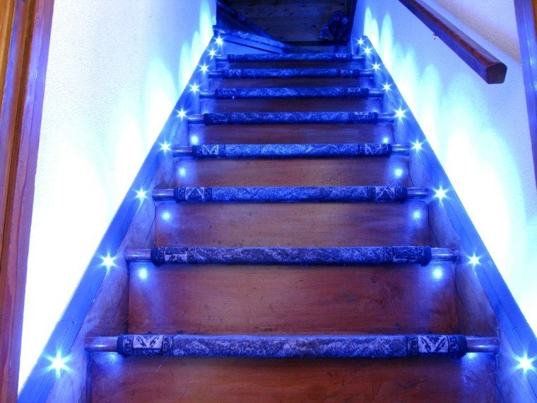 madera intenso azul escalera baranda