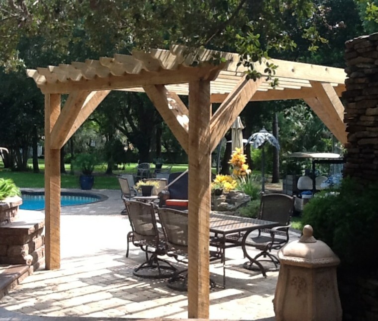 madera pérgola sillones metal ladrillos