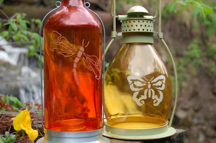 recicla tus botellas convirtiendolas en faroles manualidades originales botellas dibujadas farroles mariposa