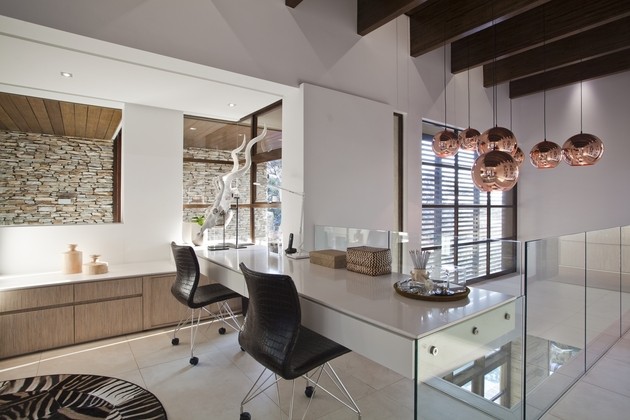 mesa blanca sillas piel marron