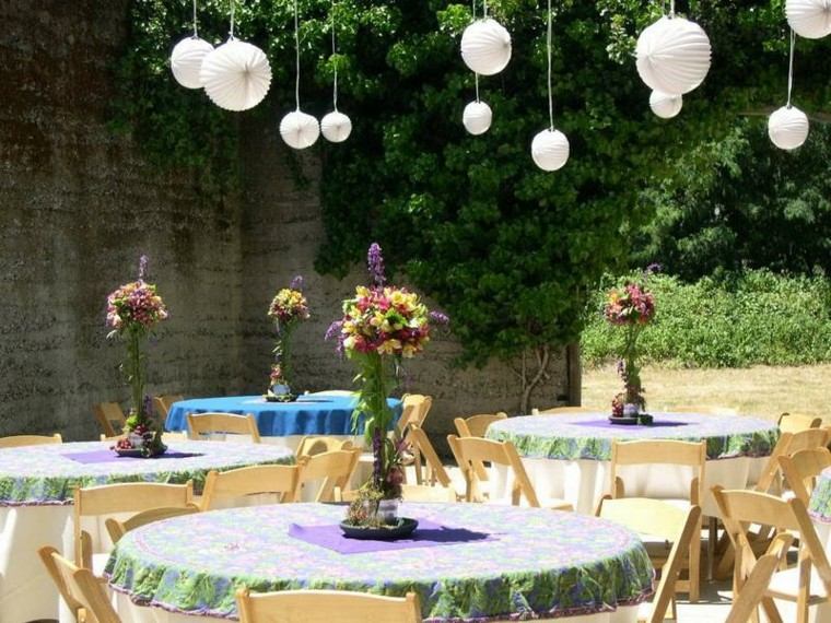 mesa decoración faroles flores patio
