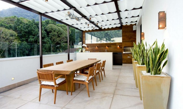 mesa larga madera sillas cojines macetas grandes patio 