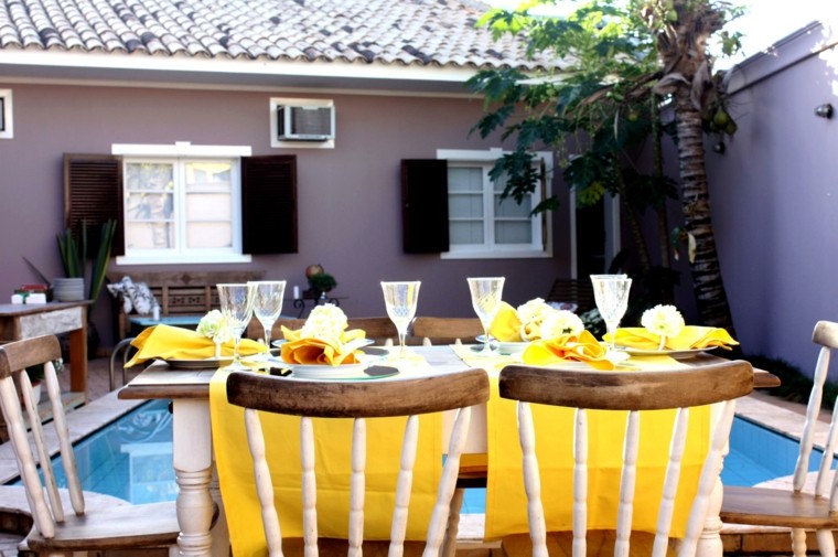 mesa madera blanca mantel amarillo vibrante ideas