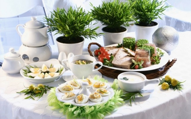 mesa natural macetas blancas bonito helecho