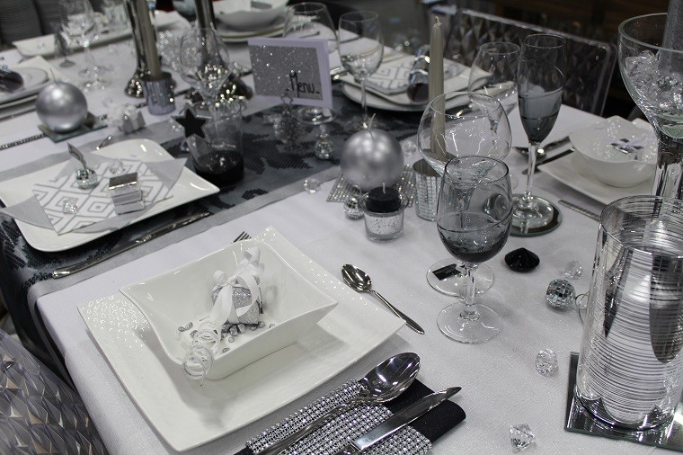 mesa preparada cena esquisita vajilla blanca moderna clasica