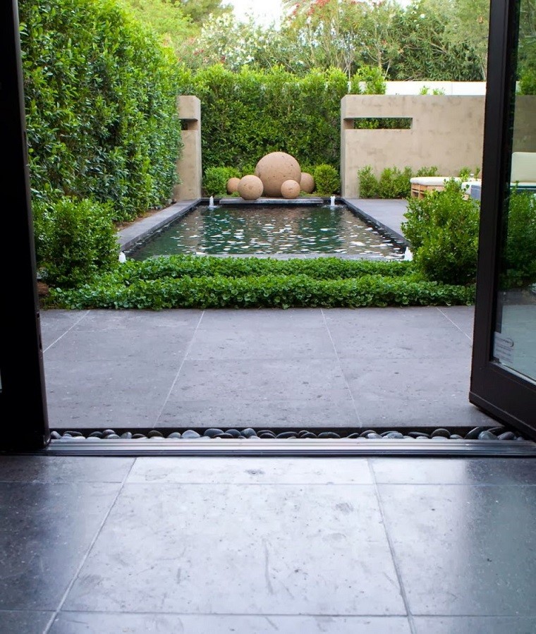 minimalista jardin esferas estanque diseño