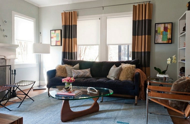 muebles madera mesa alfombra cortinas