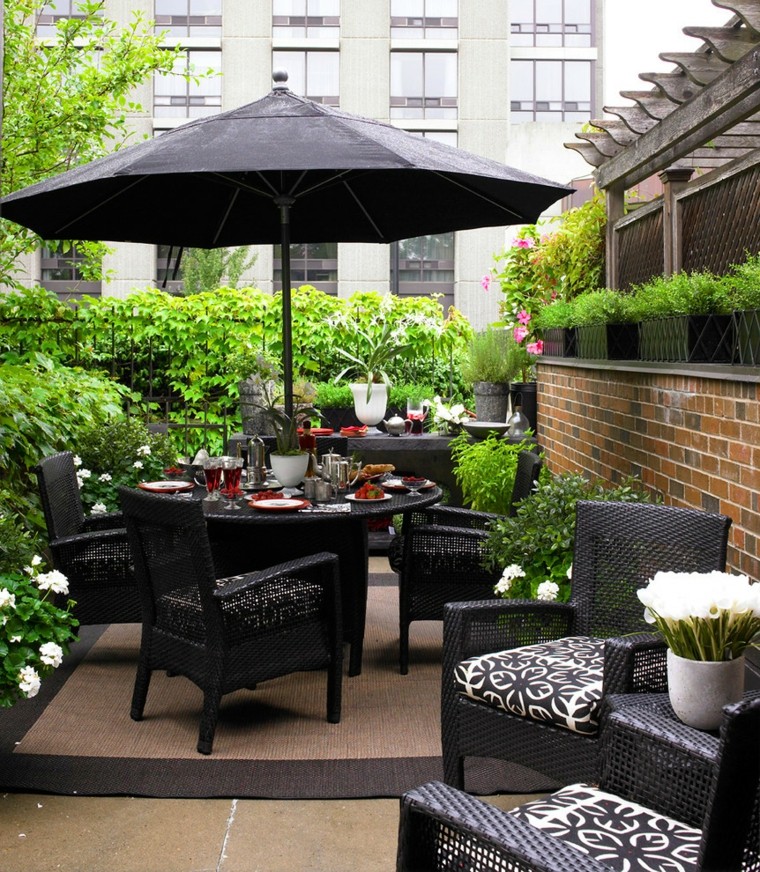 muebles negros elegantes sombrilla tambien terraza