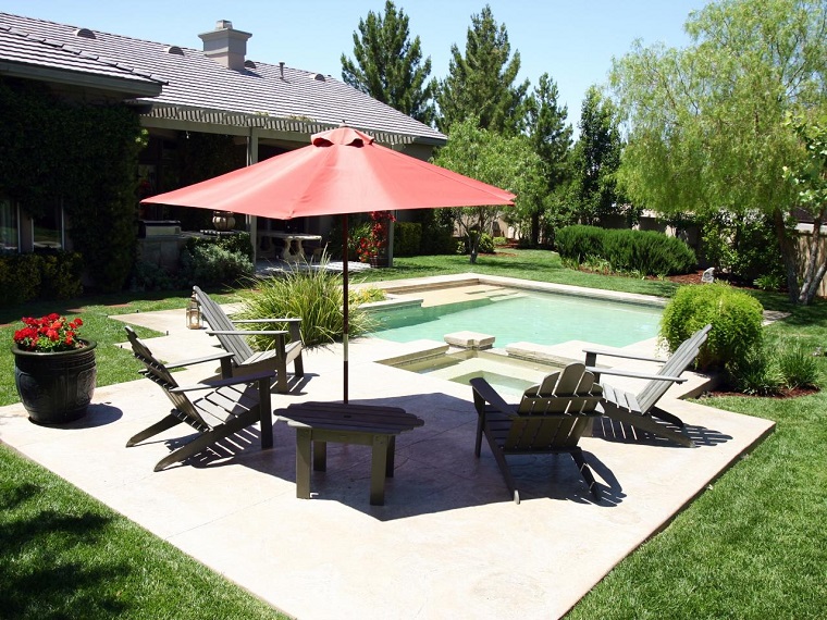 muebles tumbonas teca piscina sombrilla roja ideas