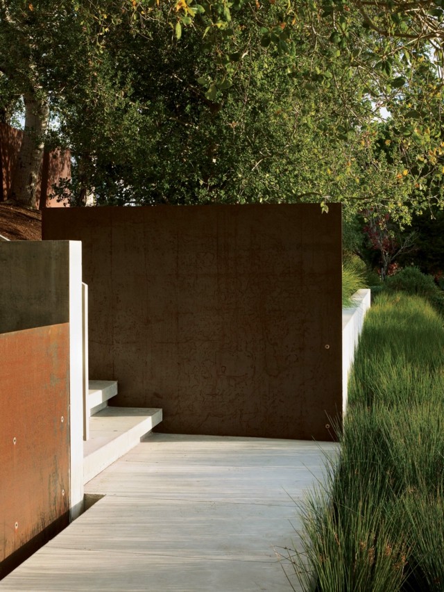 muro acero naranja exterior escalones