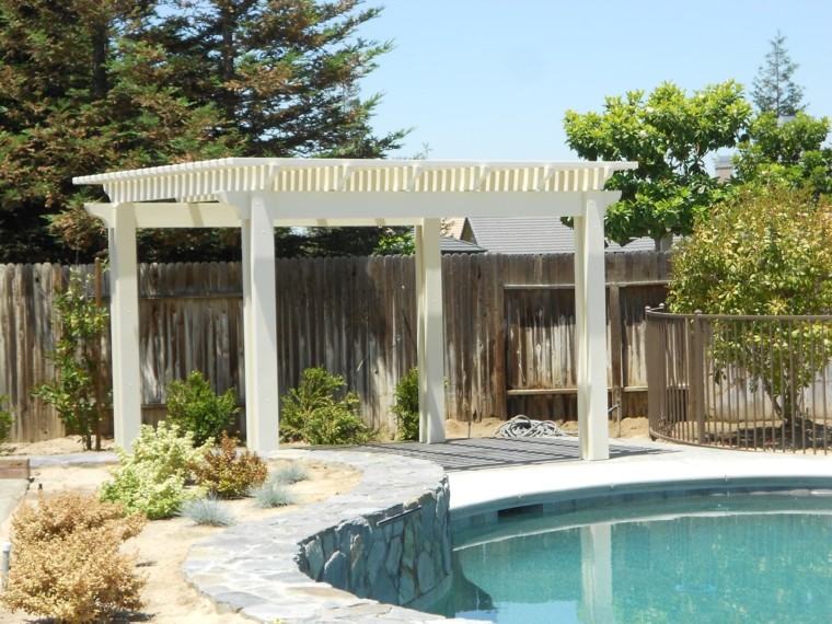 muro rocas patio xeriscape arboles