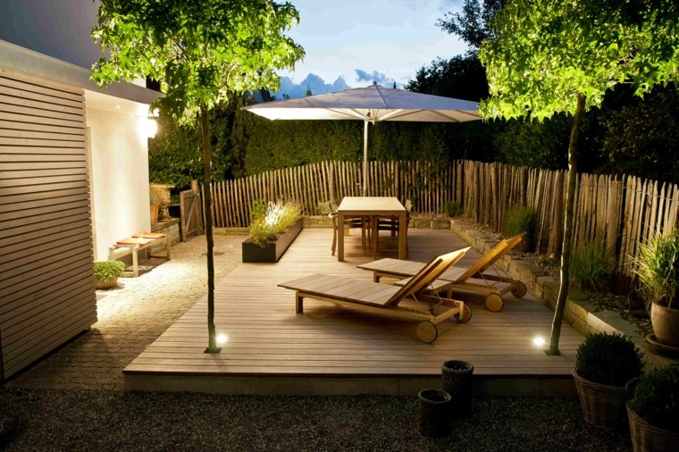 paisajes naturales muebles madera tumbonas sombrilla blanca arboles