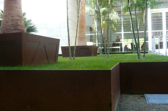 palmeras cesped acero jardineria moderna