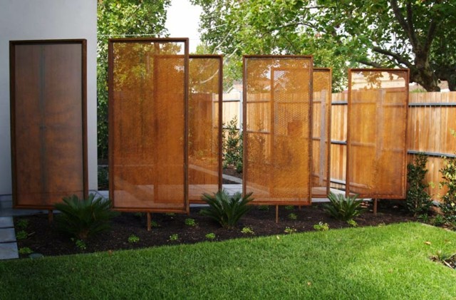 paneles acero decoracion jardin cesped