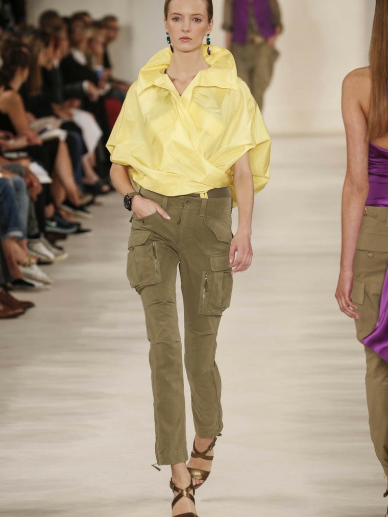 pantalones caqui bolsillos camisa amarilla