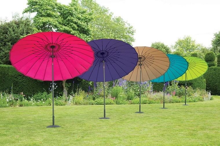 parasoles abiertos varios colores