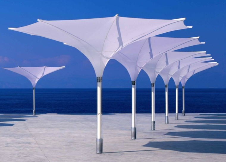 parasoles invertidos color blanco playa
