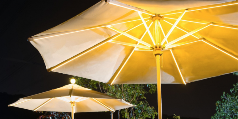 parasoles jardin luz noche