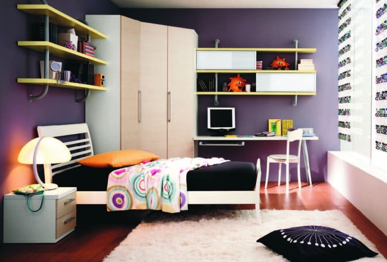 pared lila cama negra moderna