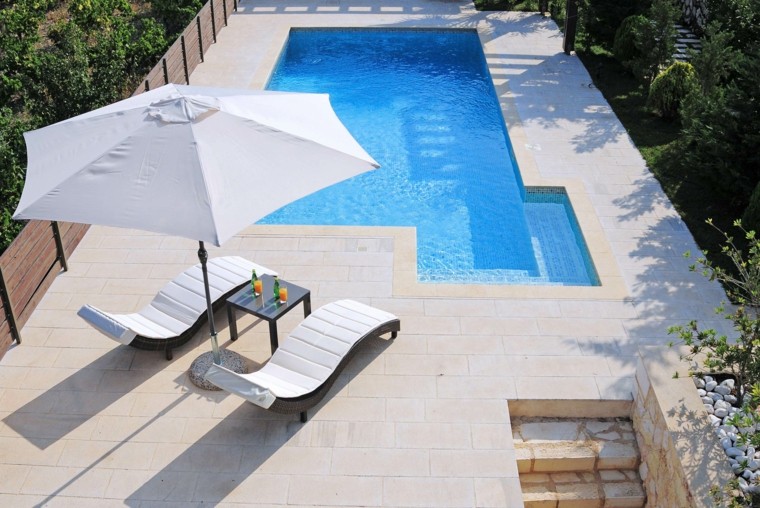 patio piscina grande sombrilla blanca tumbonas ideas modernas