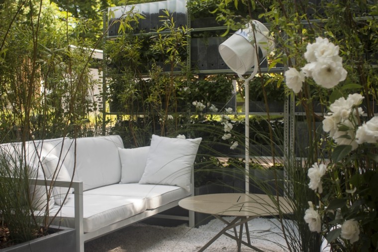 patio sofa flores mesa grava lampara