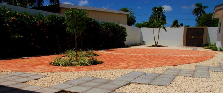 patio terraza naranjos grava baldosas