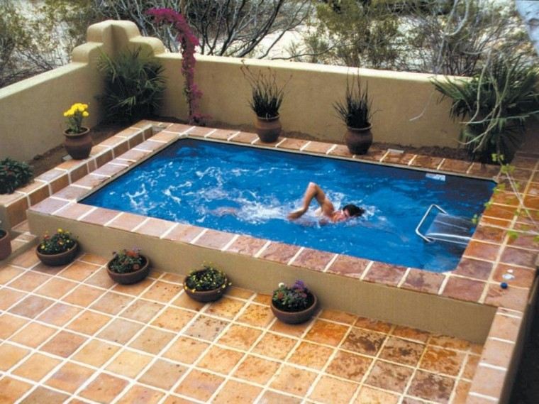 Una piscina pequeña en el patio trasero, un gran capricho