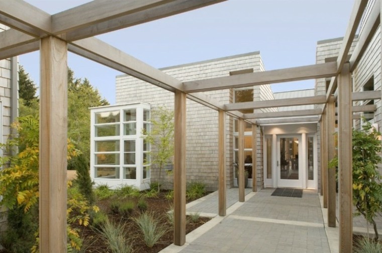 pérgola pasillo madera clara casa