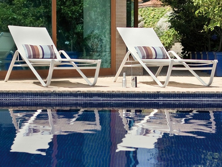 piscina exterior muebles tumbona blancas patio