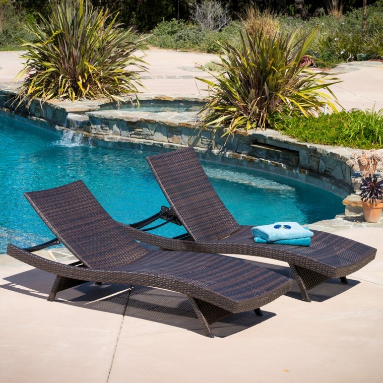 piscina exterior muebles tumbona toalla