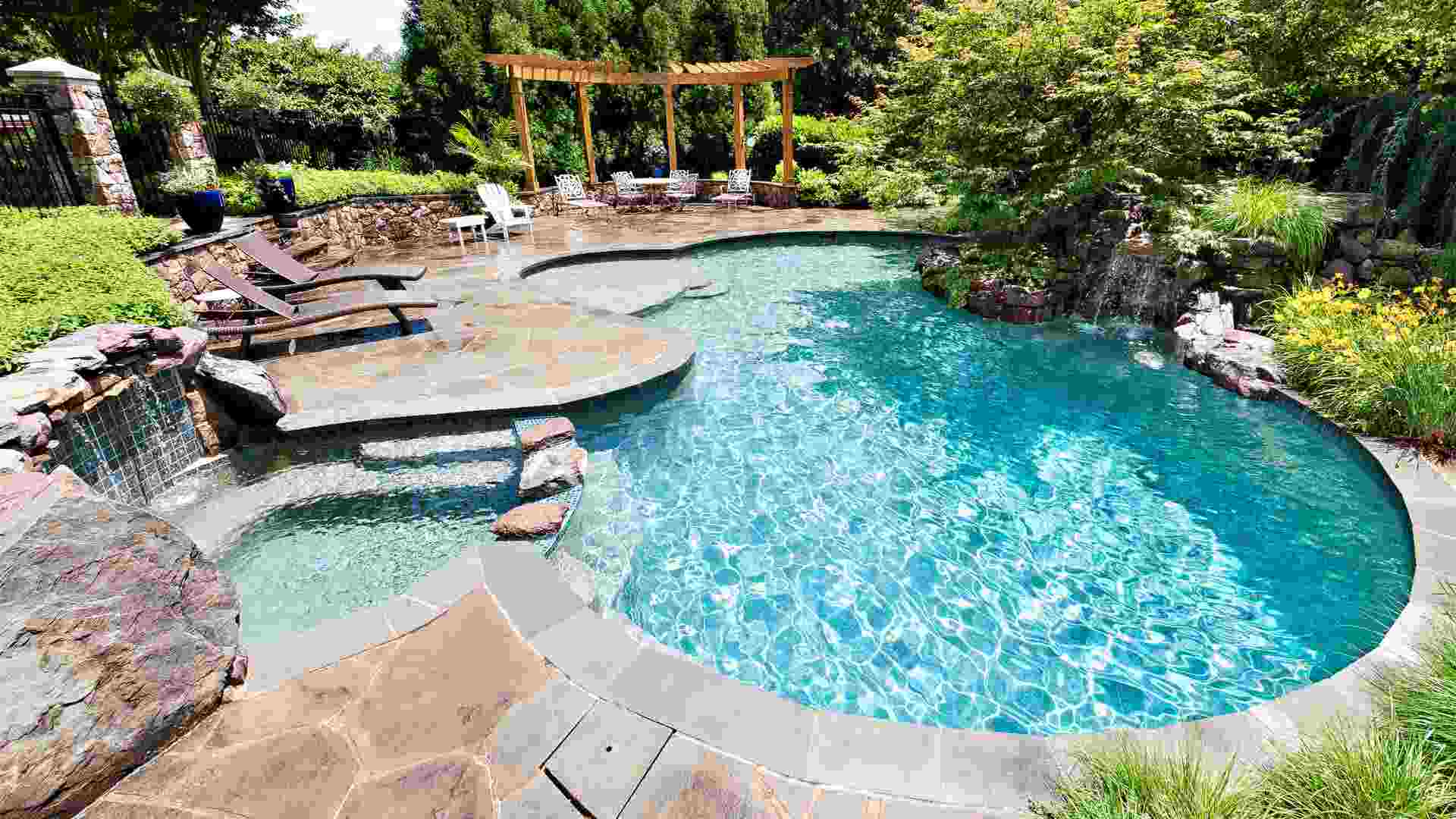 piscina-forma-original-pergola-jardin