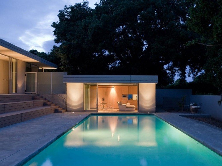 piscina grande jardín moderno minimalista
