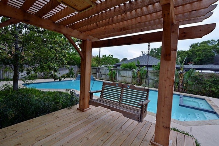 Piscinas y pérgolas de madera - un jardín exclusivo en casa.