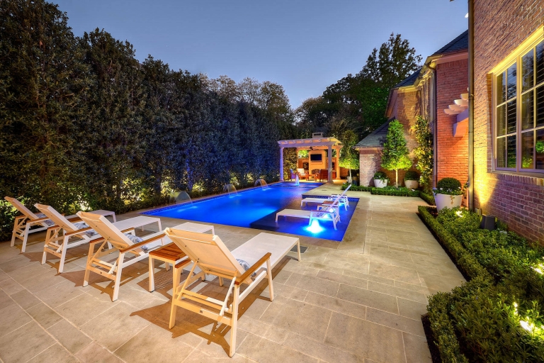 Piscinas y pérgolas de madera - un jardín exclusivo en casa.