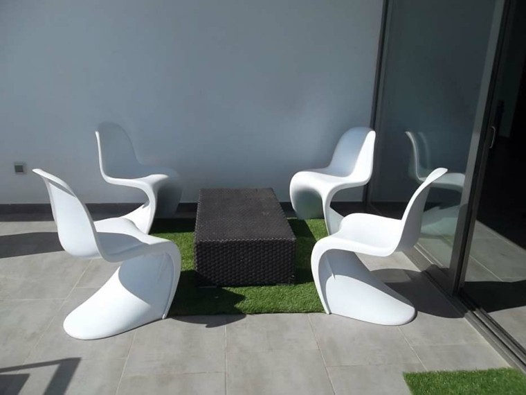 plazoleta en el patio con mesa de mimbre plazoleta patio mesa mimbre sillas