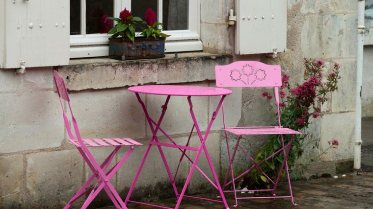 revive terraza rosa muebles sillas brillantes 