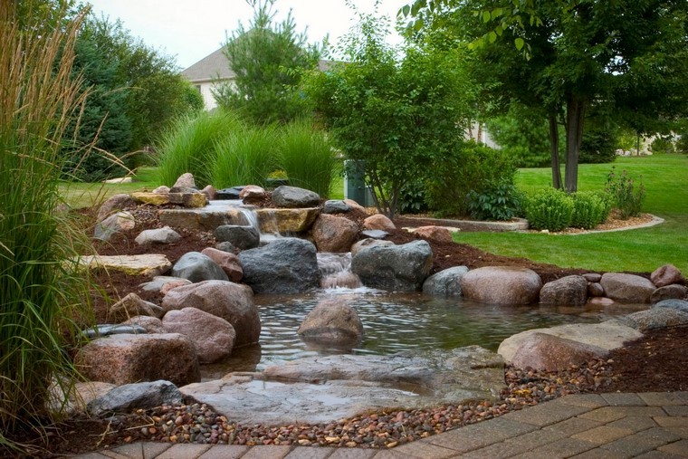 rocas agua adoquines arboles natural