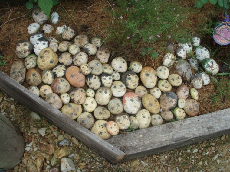 rocas decoradas caras personas ojos