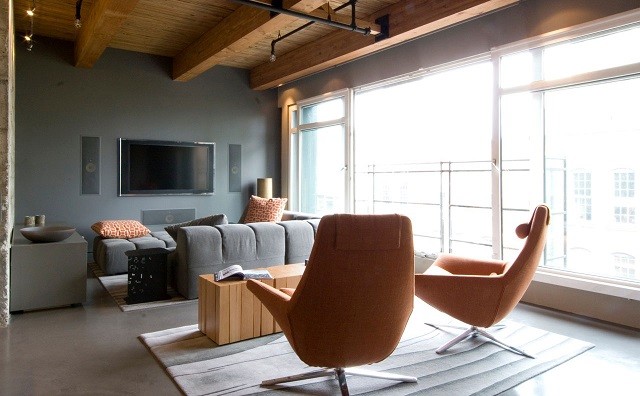 salónes modernos originales con techos de madera salon diseño moderno original sillas cuero naranja