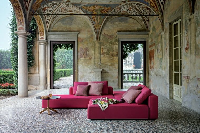 salones exterior sofa columnas rosa