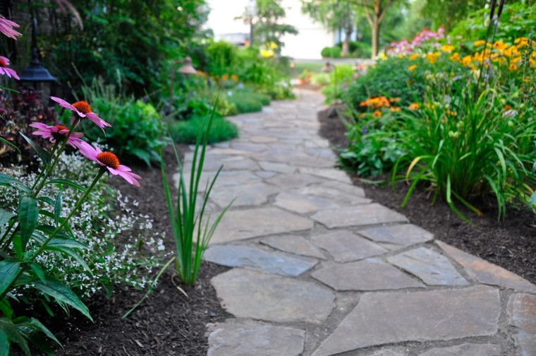 senderos jardines plantas flores lajas